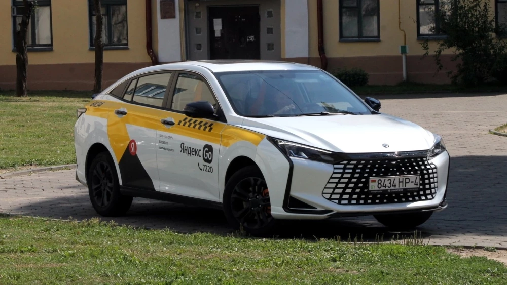 Седан Dongfeng Shine в беларуси минск такси сбоку спереди