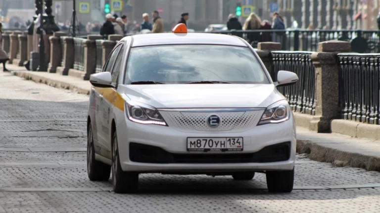 Evolute i-Pro спереди в такси