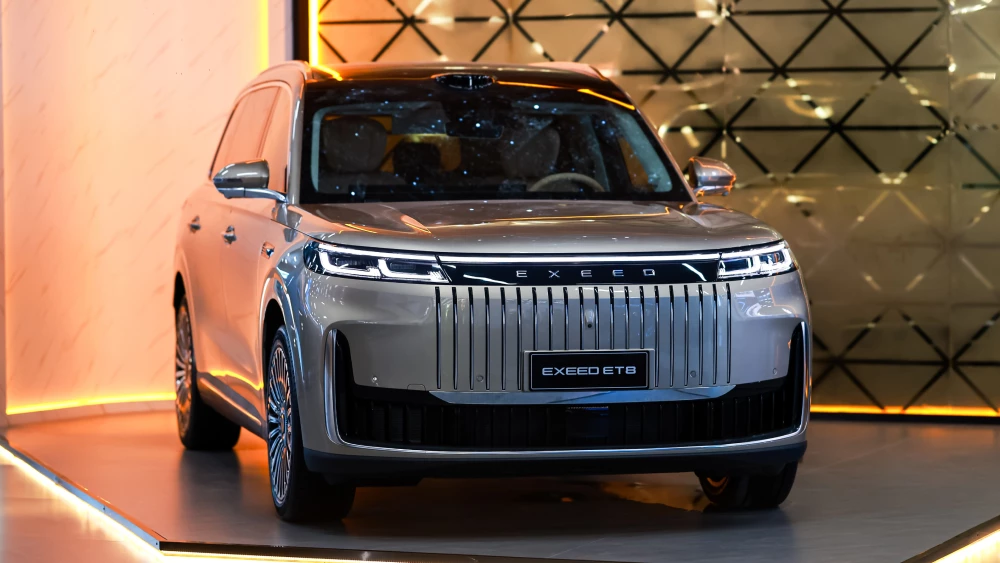 exeed et8 в россии анонсировали старт продаж в 2026 году кроссовер последовательный гибрид сбоку спереди серебряный