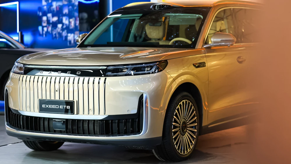 exeed et8 в россии анонсировали старт продаж в 2026 году кроссовер последовательный гибрид сбоку спереди серебряный