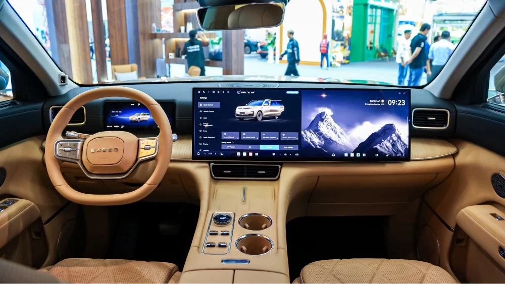 exeed et8 в россии анонсировали старт продаж в 2026 году кроссовер последовательный гибрид салон рыжий экран 30 дюймов дигональ 6к разрешение