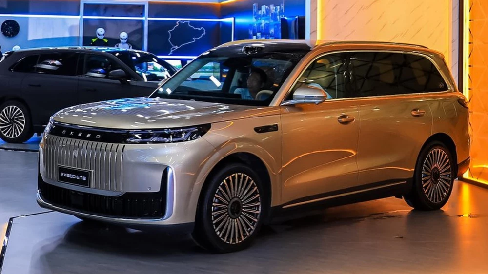 exeed et8 exlantix e02 сбоку спереди гибридный кроссовер для россии