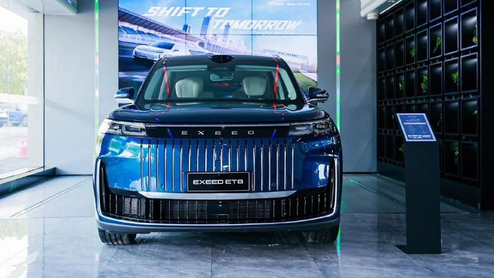 exeed et8 exlantix e02 спереди гибридный кроссовер для россии