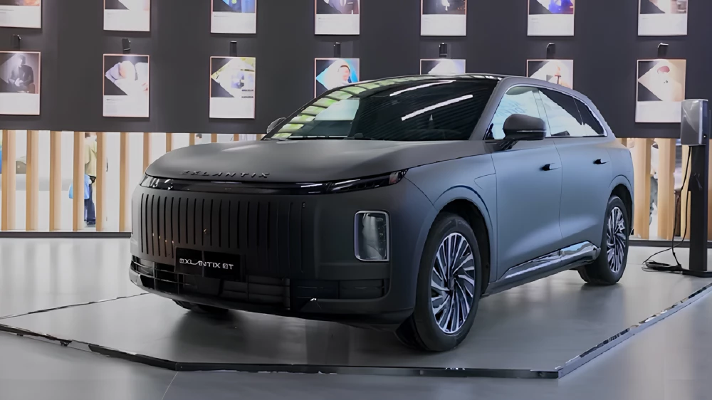 exeed exlantix et матовый кроссовер сбоку спереди