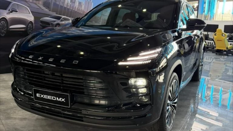exeed mx кроссовер сбоку спереди черный гибридный автомобиль