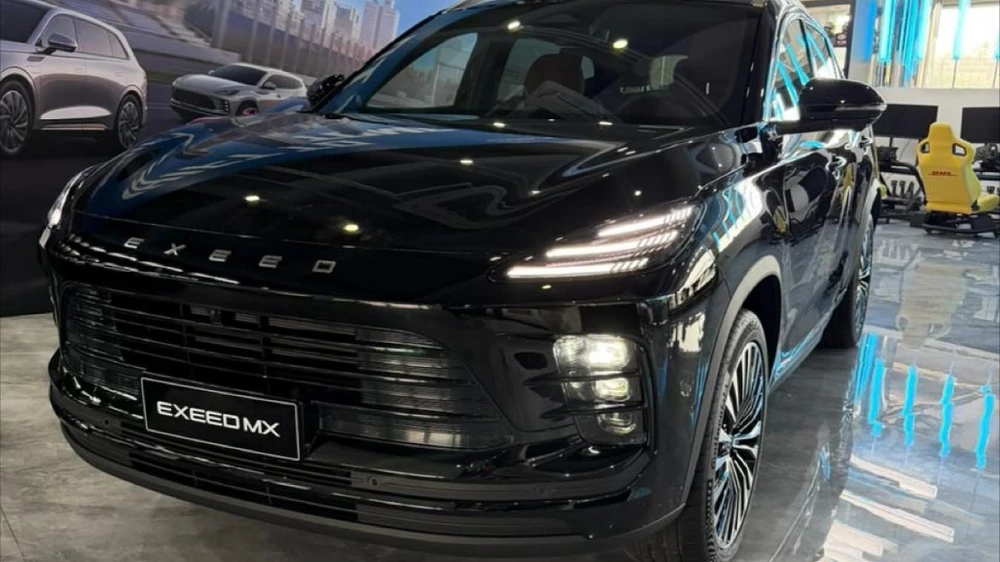 exeed mx кроссовер сбоку спереди черный гибридный автомобиль