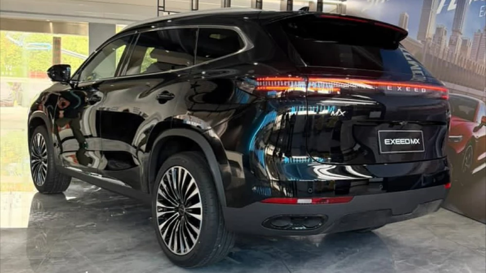 exeed mx кроссовер сбоку сзади черный гибридный автомобиль