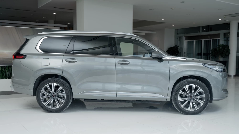 Exeed VX у дилера в автосалоне Авилон сбоку