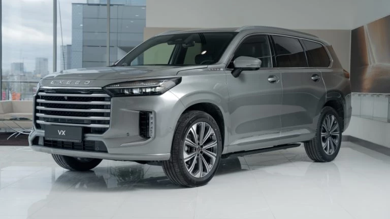 Exeed VX у дилера в автосалоне Авилон сбоку спереди
