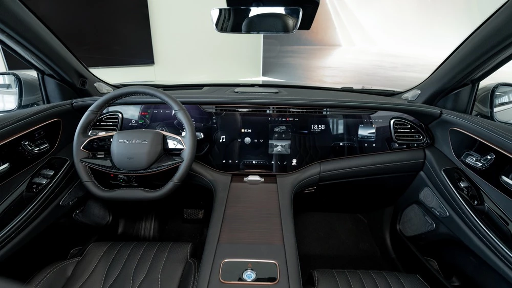 Exeed VX у дилера в автосалоне Авилон салон интерьер