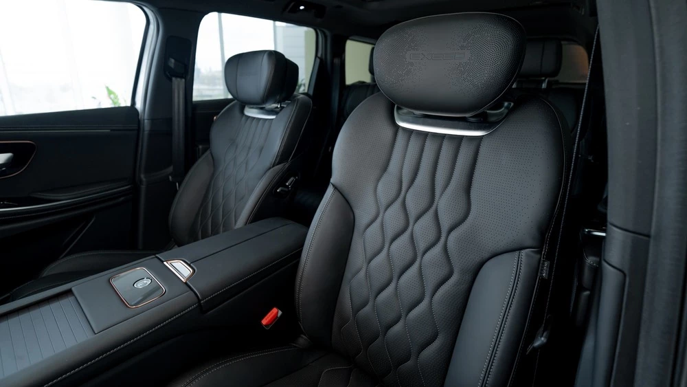 Exeed VX у дилера в автосалоне Авилон первый ряд сиденья