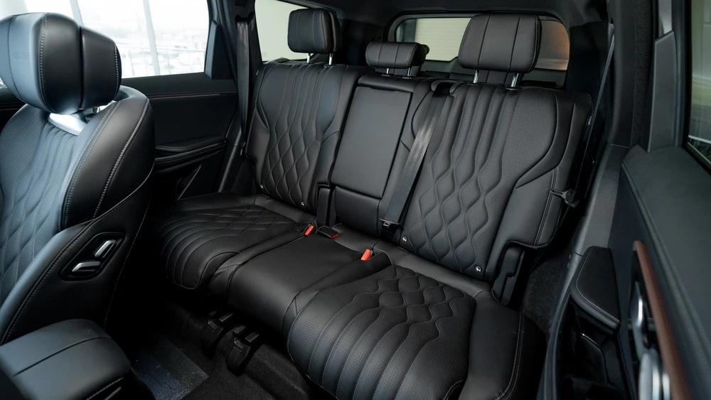 Exeed VX у дилера в автосалоне Авилон салон интерьер второй ряд сиденья