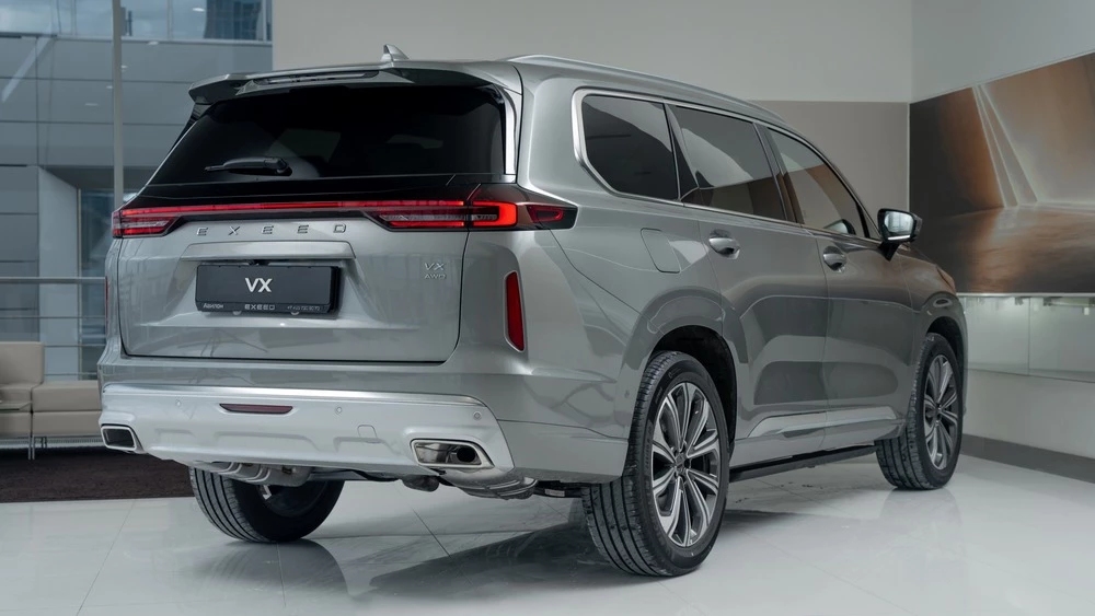 Exeed VX у дилера в автосалоне Авилон сбоку сзади