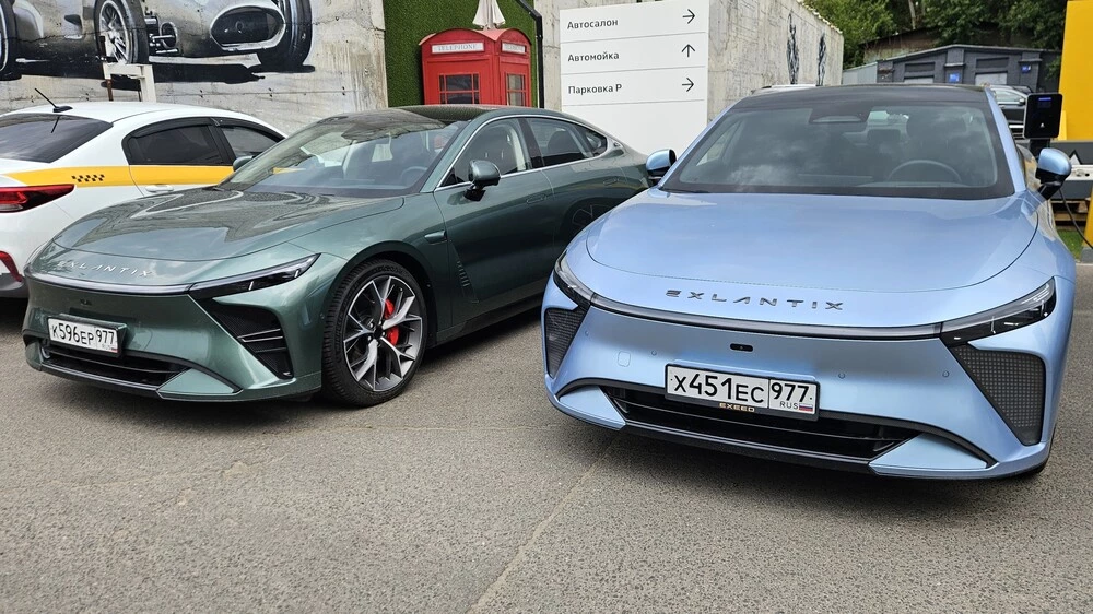 Exlantix ES электрический сбоку спереди два автомобиля