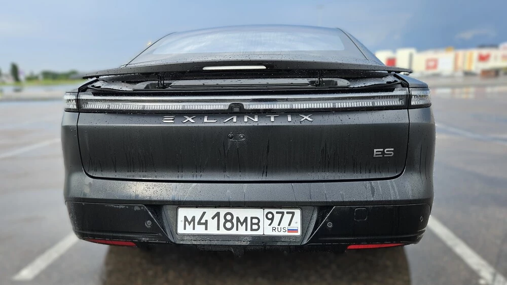 Exlantix ES сзади спойлер