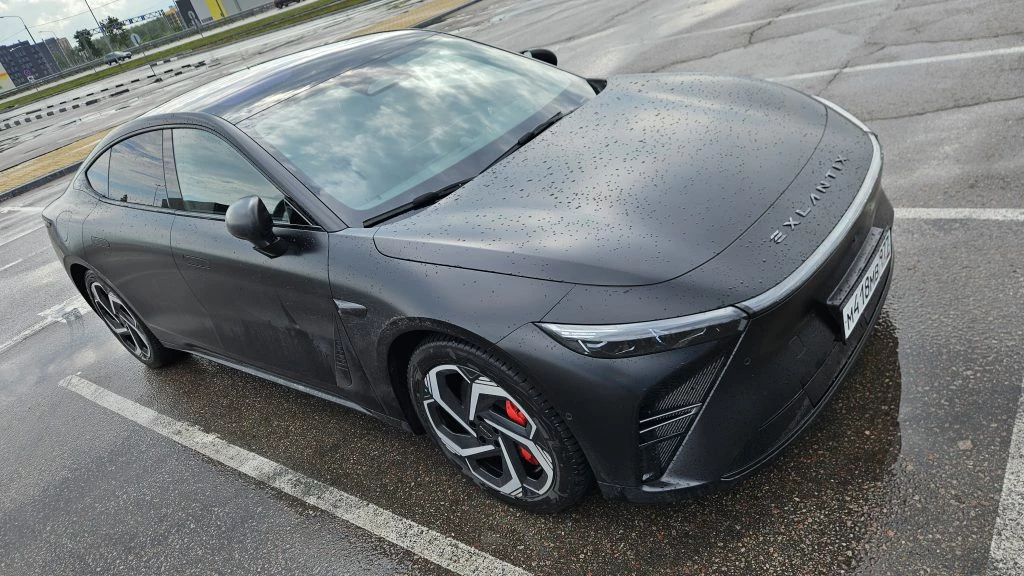 Exlantix ES сбоку спереди