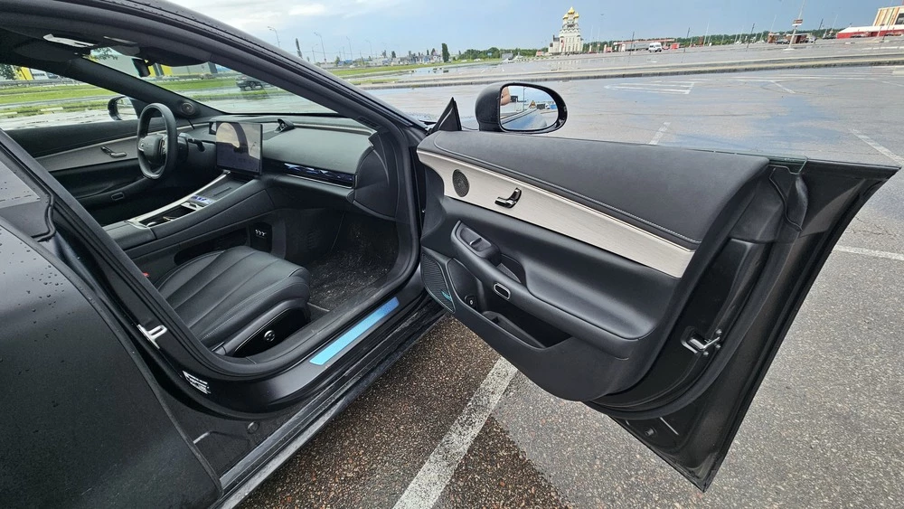 Exlantix ES салон интерьер дверь безрамочная первый ряд