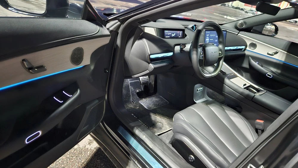 Exlantix ES салон интерьер первый ряд дверь открыта вечерняя подсветка