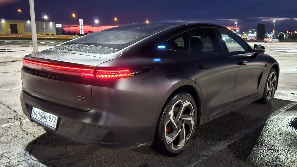 Exlantix ES сбоку сзади