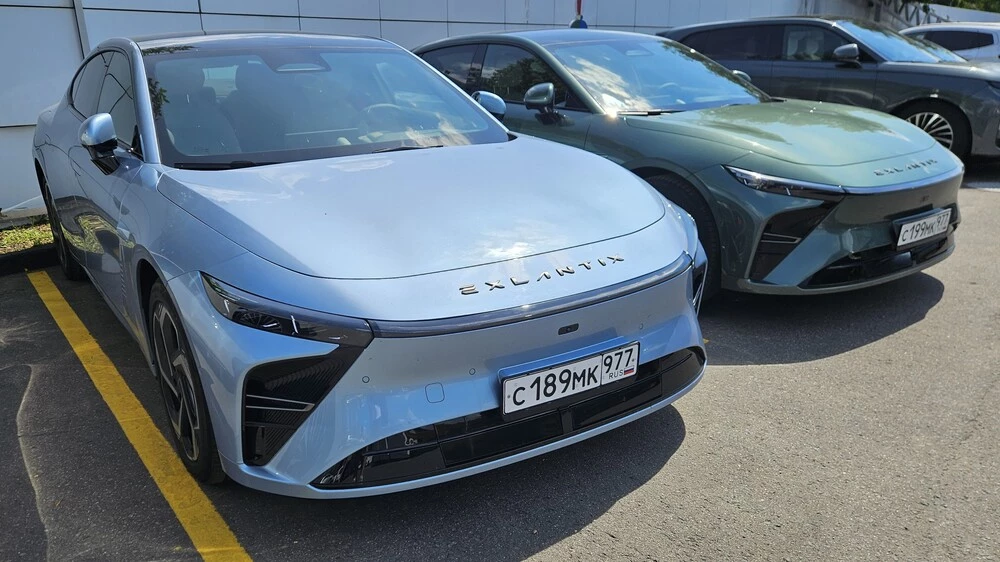 Exlantix ES спереди вместе два автомобилия