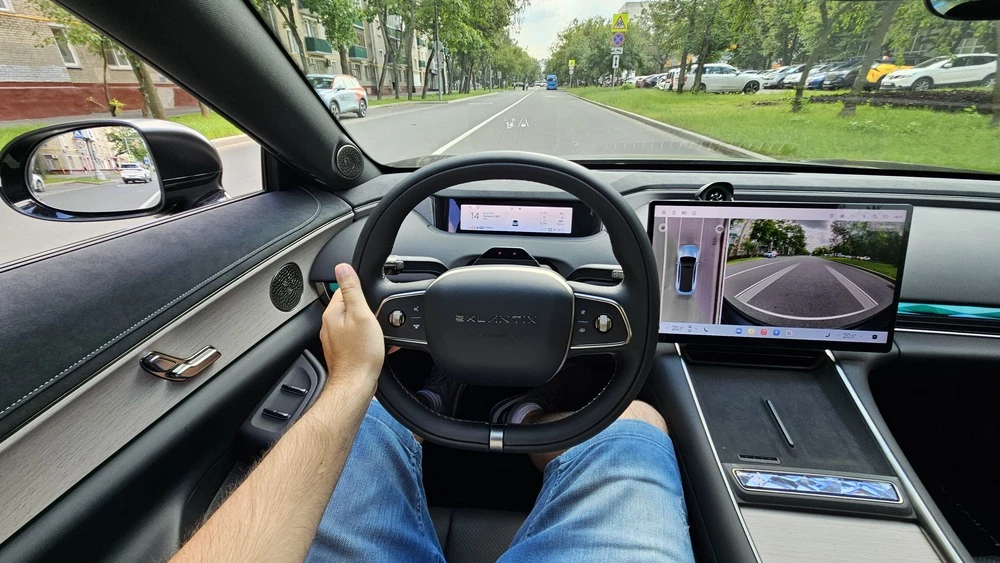 Exlantix ES салон интерьер водитель за рулем