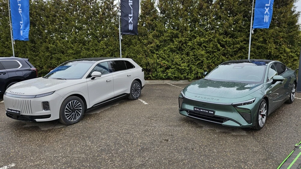 электрический Exlantix ES ET сбоку спереди вместе