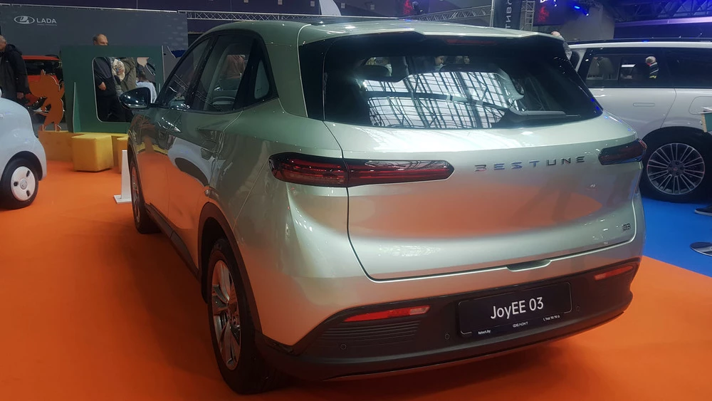 Электрический кроссовер FAW Bestune JoyEE 03 на выставке «Моторшоу 2025» в Минске сзади