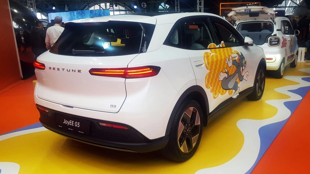 Электрический кроссовер FAW Bestune JoyEE 03 на выставке «Моторшоу 2025» в Минске сзади сбоку