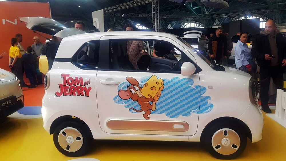 Электромобиль FAW Bestune Xiaoma на выставке «Моторшоу 2025» в Минске сбоку