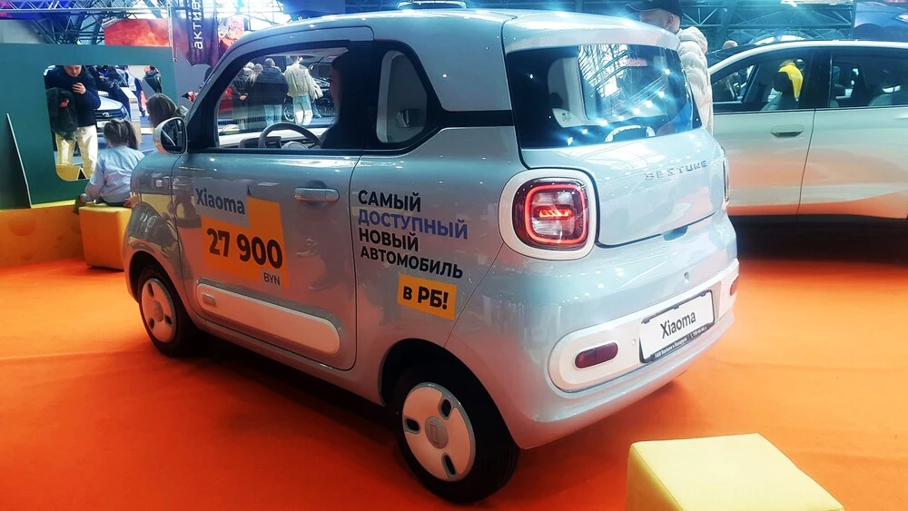Электромобиль FAW Bestune Xiaoma на выставке «Моторшоу 2025» в Минске сбоку сзади