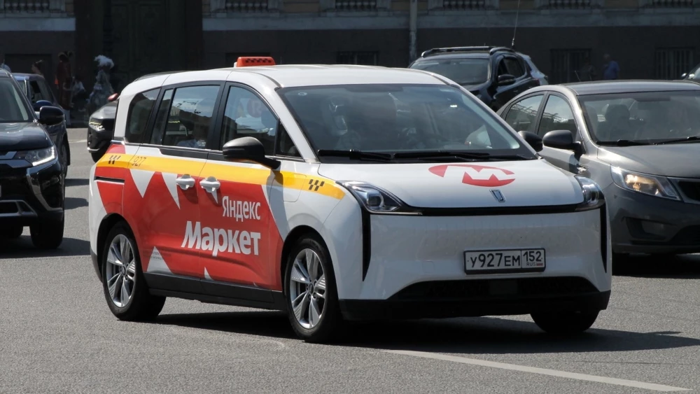 FAW Bestune NAT сбоку спереди в такси в динамике