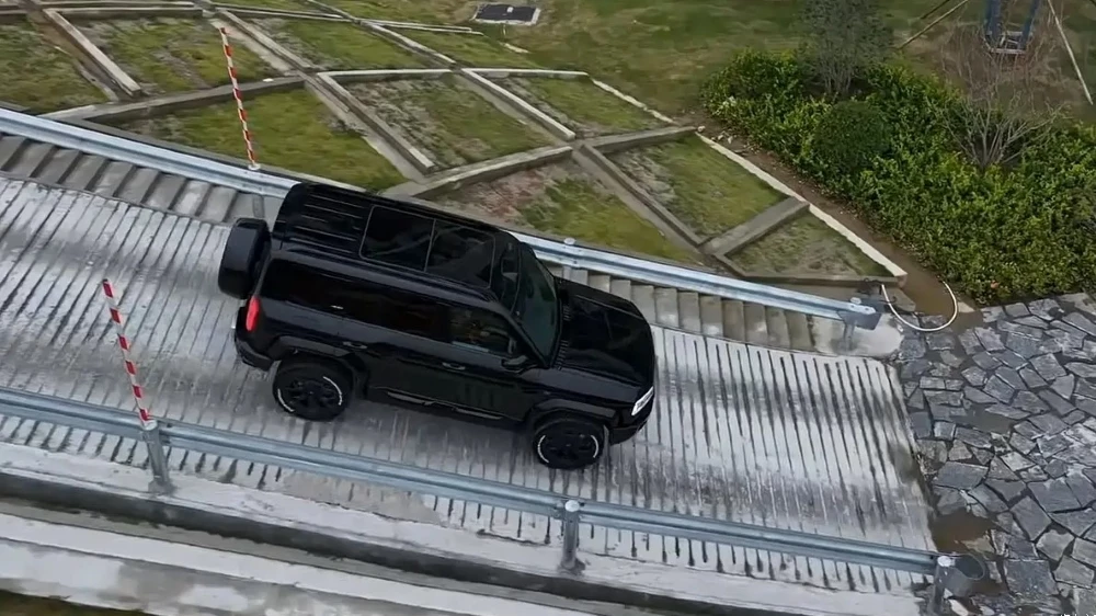 FCB Leopard 5 Long Range Edition сбоку сверху в динамике