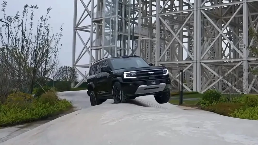 FCB Leopard 5 Long Range Edition сбоку спереди внедорожное препятствие