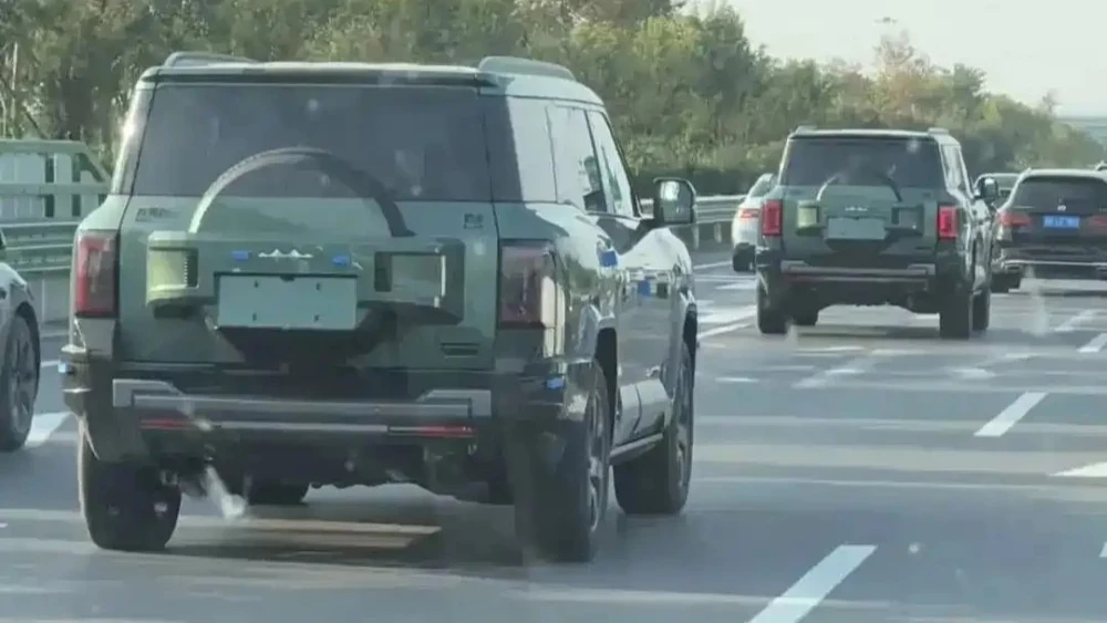 FCB Leopard 8 с 5-местным салоном тест сбоку сзади фото