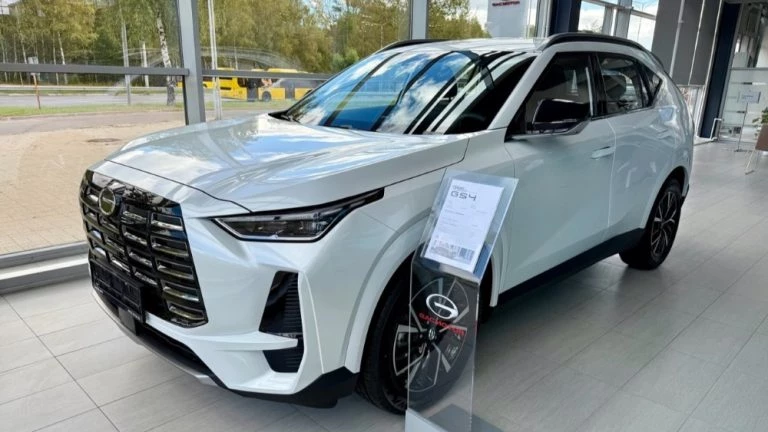 Полноприводный кроссовер GAC GS4 AWD сбоку спереди в автосалоне у дилера Спектр Авто Ярославль