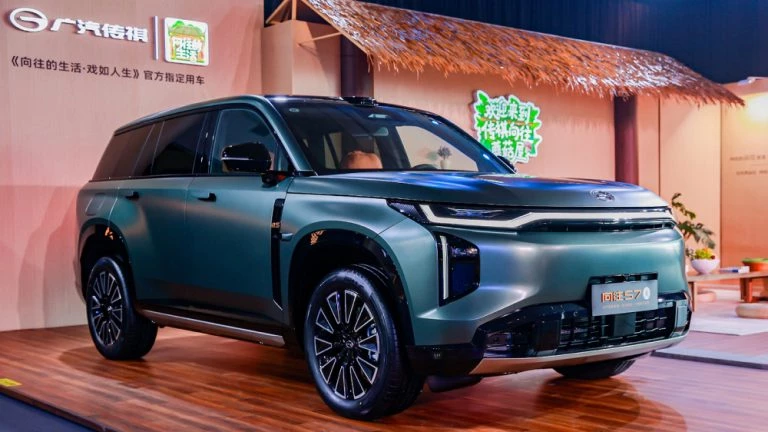 Гибридный кроссовер GAC S7 сертифицируют в России сбоку спереди зеленый