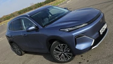 Geely EX5 EM-i тест сбоку спереди в России