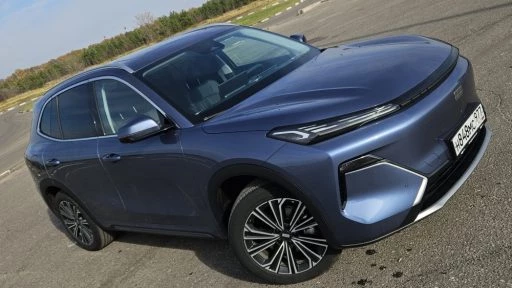 Geely EX5 EM-i тест сбоку спереди в России
