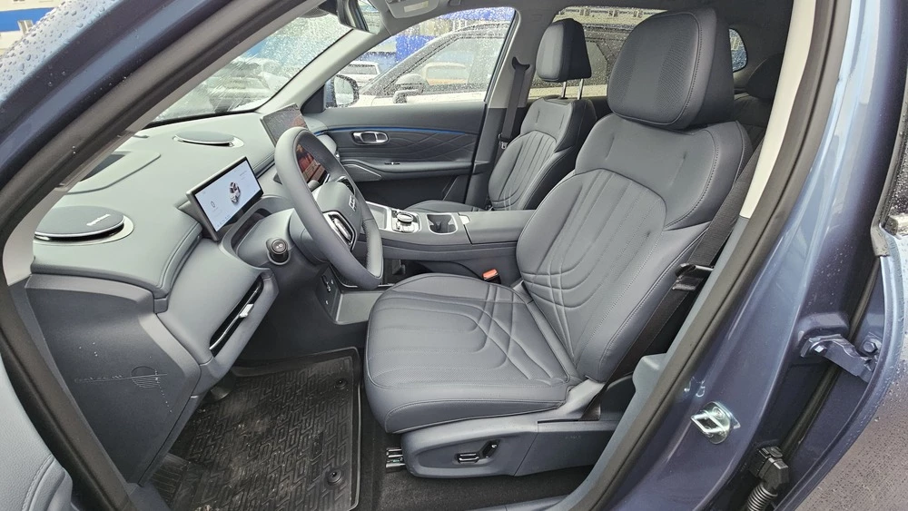 Geely EX5 EM-i тест салон интерьер первый ряд сиденья