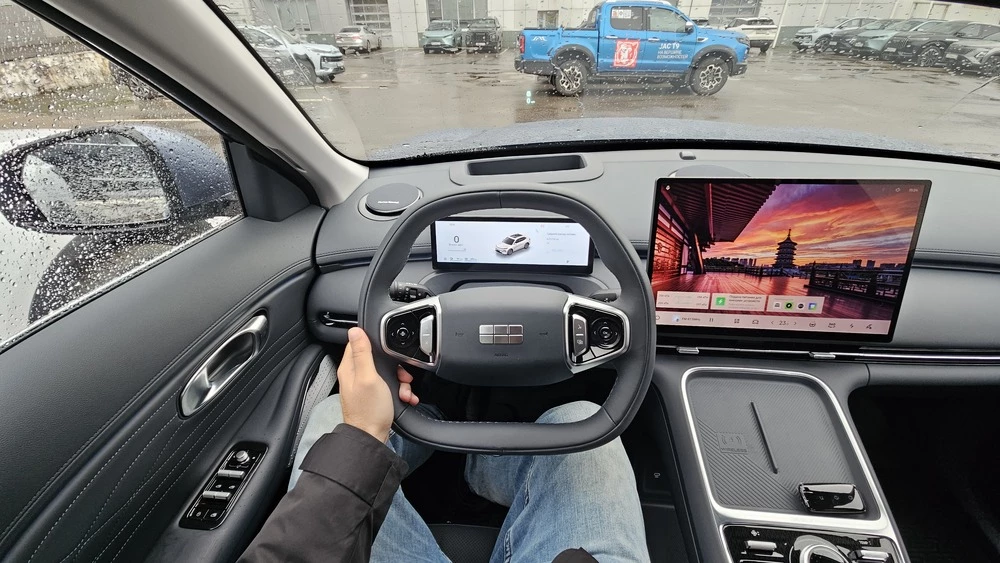 Geely EX5 EM-i тест салон интерьер водитель за рулем