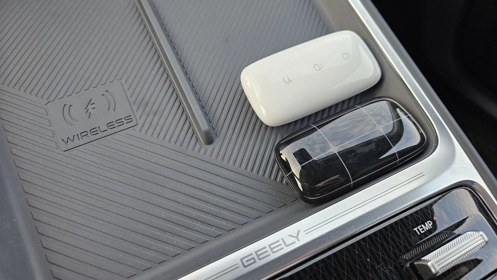 Geely EX5 EM-i тест салон интерьер тоннель зарядка для телефона