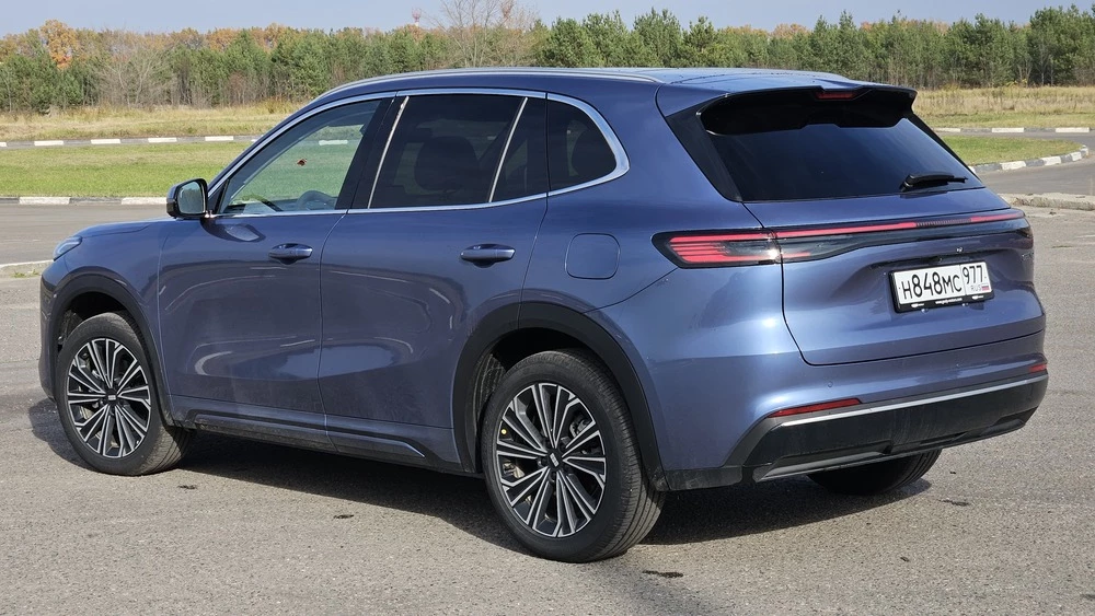 Geely EX5 EM-i тест сбоку сзади в России