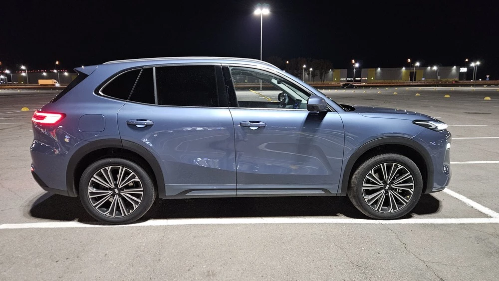 Geely EX5 EM-i тест сбоку в России