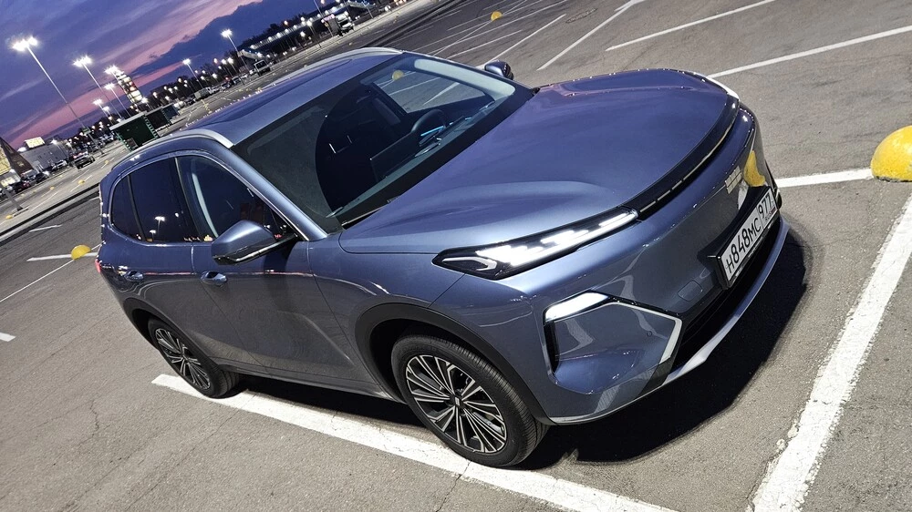 Geely EX5 EM-i тест сбоку спереди в России