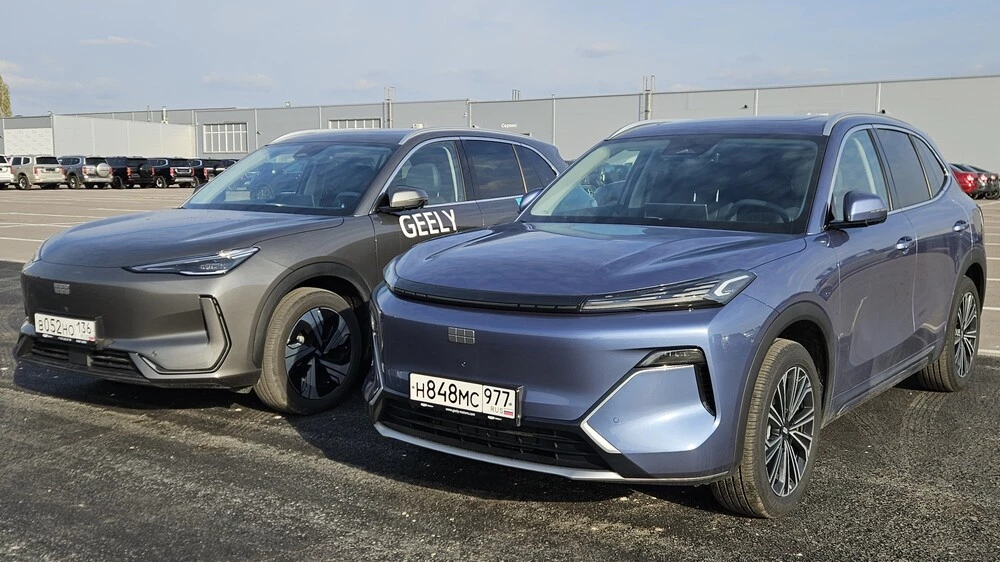 Geely EX5 EM-i тест сбоку спереди в России EX5 гибридный электрический рядом