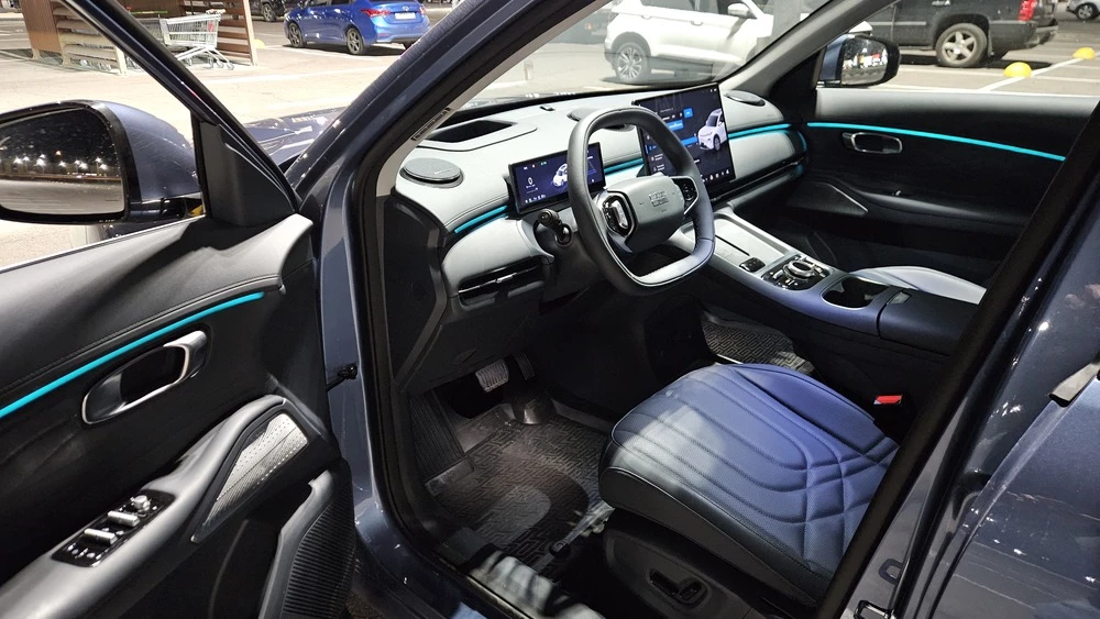 Geely EX5 EM-i тест салон интерьер первый ряд сиденья