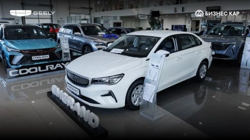 geely emgrand у дилера в автосалоне сбоку спереди бизнес кар
