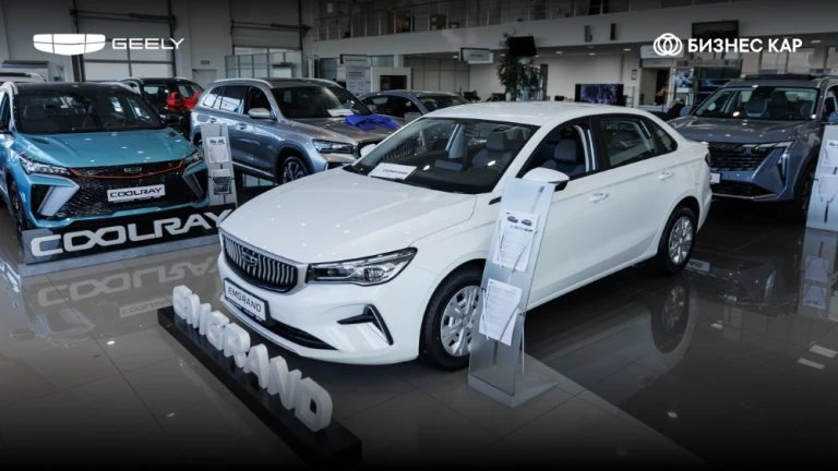 geely emgrand у дилера в автосалоне сбоку спереди бизнес кар