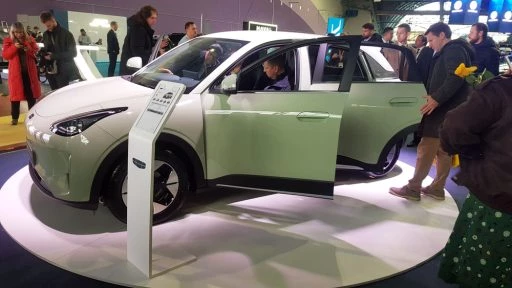 geely ex2 в беларуси моторшоу 2025 сбоку спереди