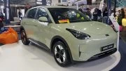 geely ex2 в беларуси моторшоу 2025 сбоку спереди
